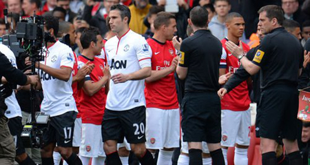 Các cầu thủ Arsenal vỗ tay chào đón nhà tân vô địch, trong đó có đồng đội cũ Van Persie.